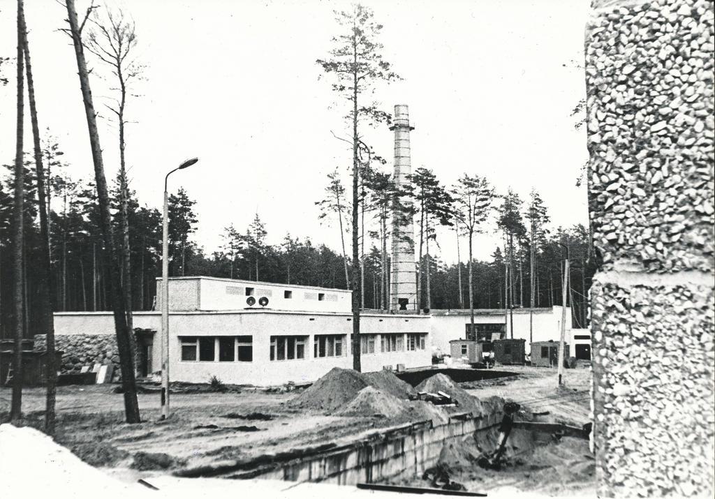 Foto. Vaade ehitatavale Võru keskhaigla majanduskorpusele ja katlamajale 1980.a.