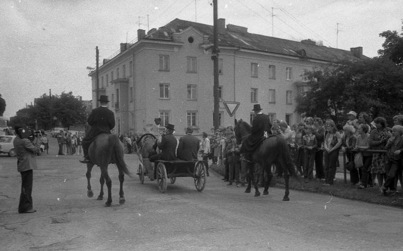 Negatiiv. Tartu linna ja rajooni laulupidu 1985. A. Nilsoni kogu. Vanker koorijuhtidega ja hobused rongkäigus.