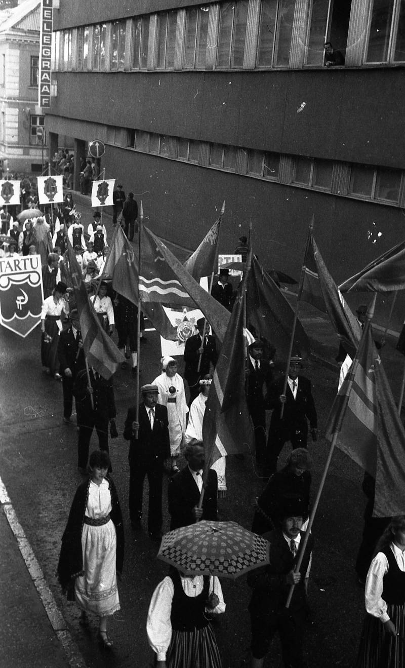 Negatiiv. Tartu linna ja rajooni laulupidu 1985. A. Nilsoni kogu. Rongkäik NL-i liiduvabariikide lippudega.