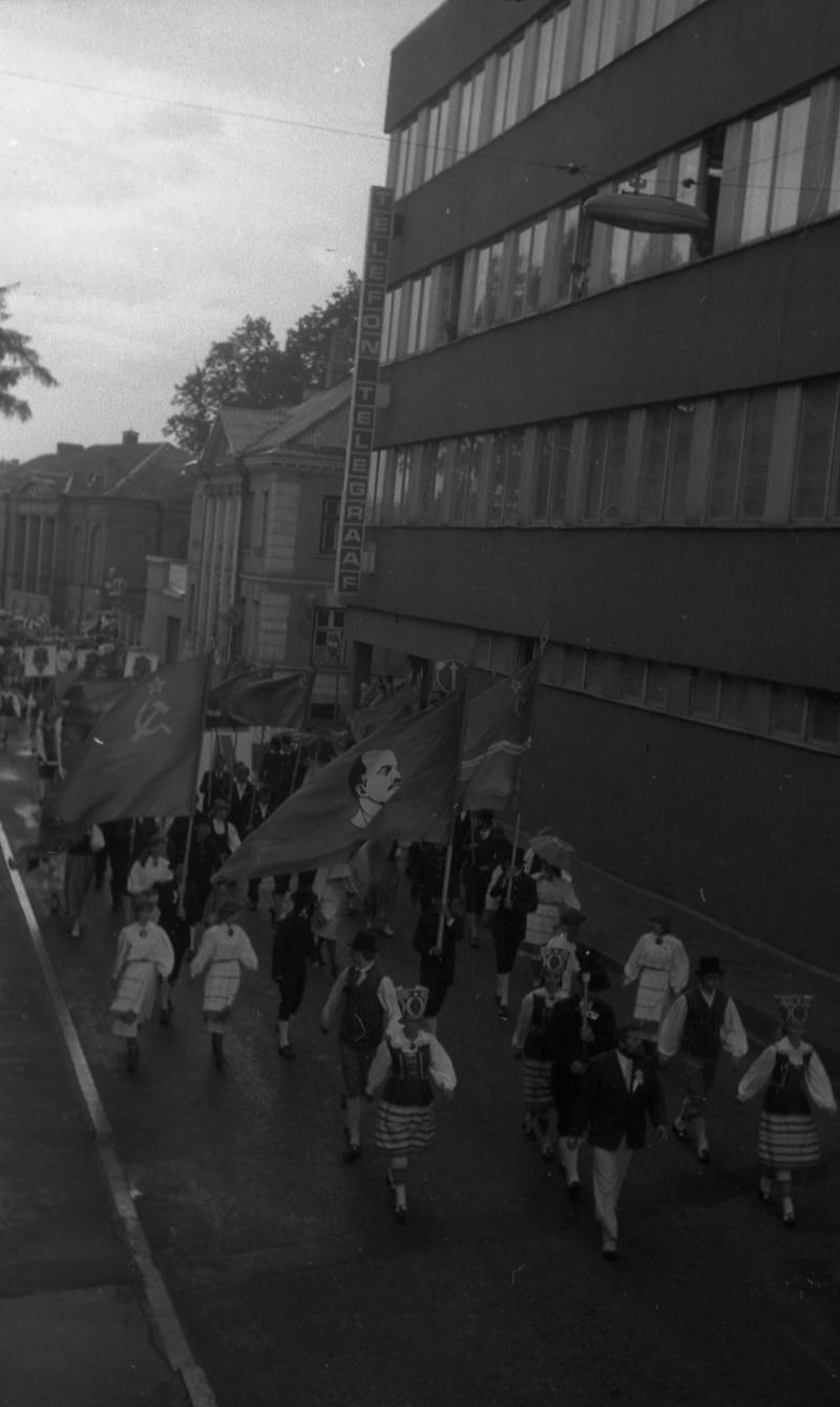 Negatiiv. Tartu linna ja rajooni laulupidu 1985. A. Nilsoni kogu. Rongkäik NL-i liiduvabariikide ja Lenini lippudega.