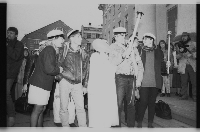 Tudengite kevadpäevad 1992, Volbriöö; korporandid Tartu Ülikooli peahoone ees
