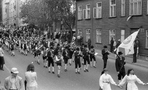 Negatiiv. Tartu linna ja rajooni laulu- ja tantsupidu Tartus 1987. A. Nilsoni kogu. Rongkäik.