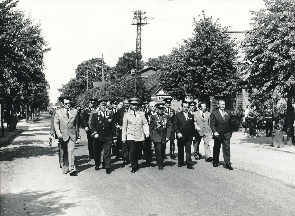 Foto.Veteranide ja linlaste rongkäik teel memoriaalansambli  avamisele Kosel 11.augustil 1979.a. ( fotol veteranide kolonn)