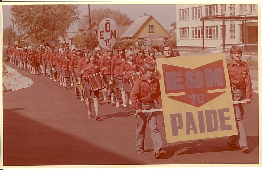 värvifoto,  EÕM Paide kolonn marsib avatseremooniale 1978.a.