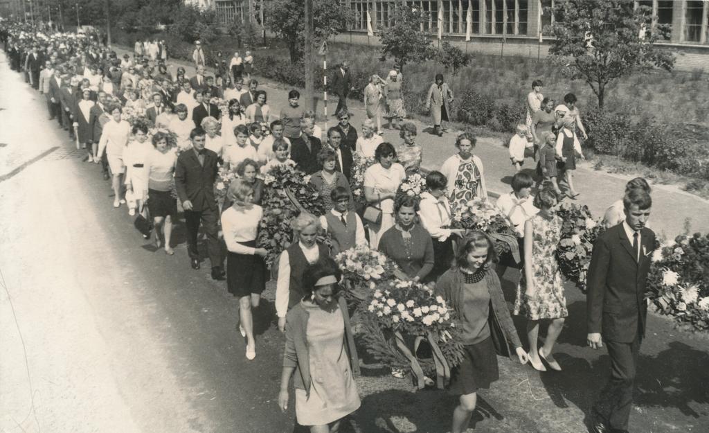 Foto. Võru vabastajate ja elanike kolonn teel surnuaiale pärgade asetamisele.