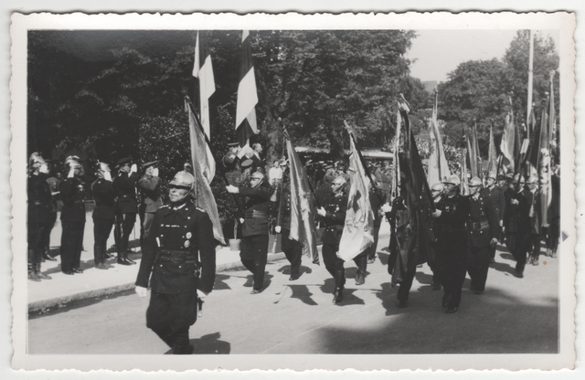 Eesti Tuletõrje Korpuse suurparaad Tallinnas, esiplaanil Narva VTÜ lippude kolonn