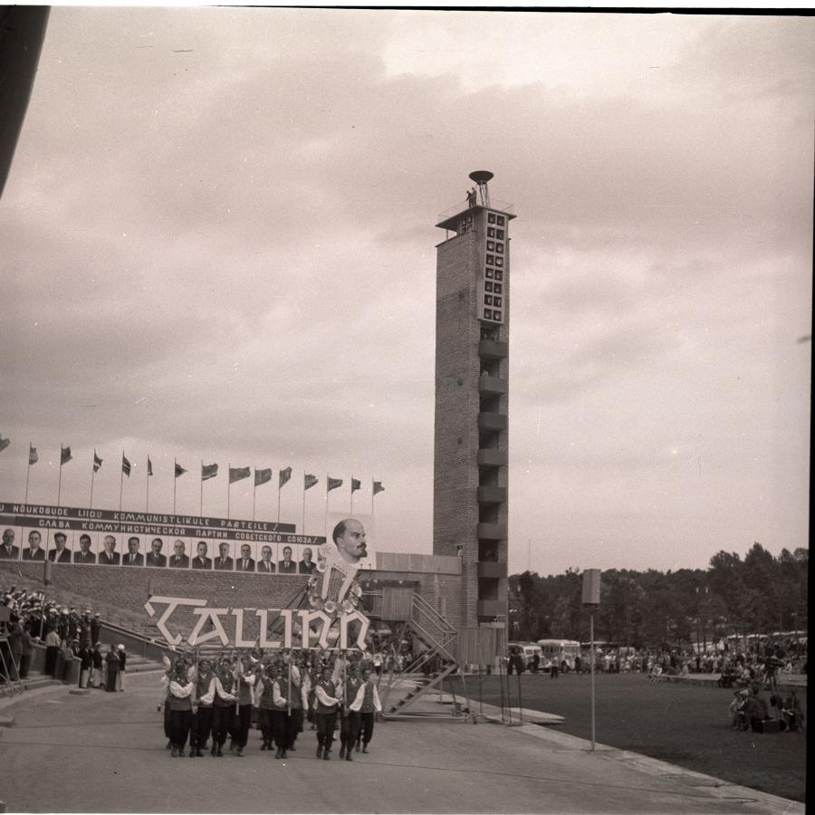 Tallinna kolonn laulupeo rongkäigul laululava eest möödumas