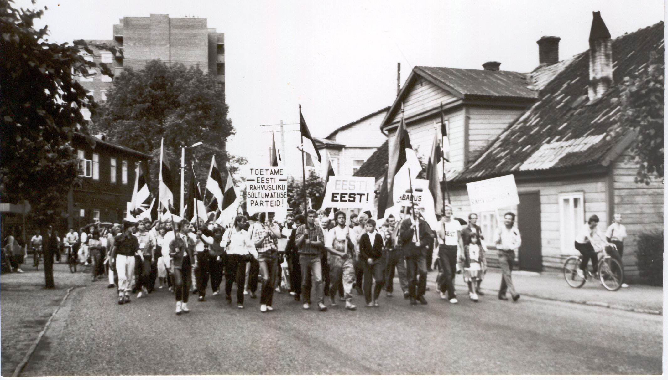 Foto. Vabadussõjas langenute mälestusmärgi taasavamiselt tulev kolonn  Võru linnas  23. juunil 1988.a.