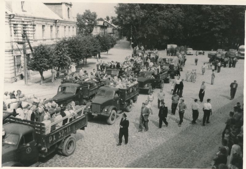 Foto. Masinapark Haapsalu raj. lauljate transpordiks Tallinna XV Üldlaulupeole. 17.07.1960. Fotogr. R. Kalk.