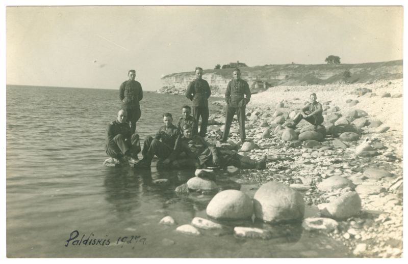 Foto. I soomusrongi rügemendi liikmed Paldiskis, rannal. 1927
