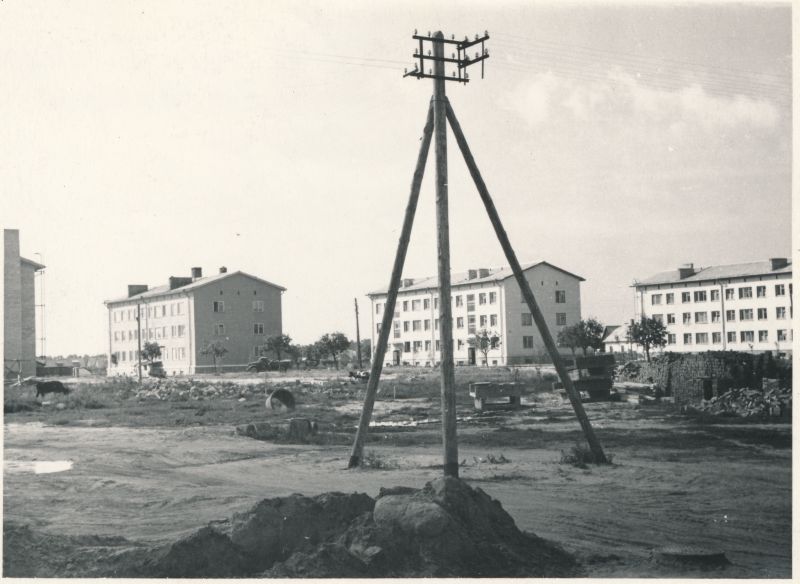 Foto. Elamud Tallinna mnt. ääres Haapsalus. Aug. 1961. Fotogr. R. Kalk.