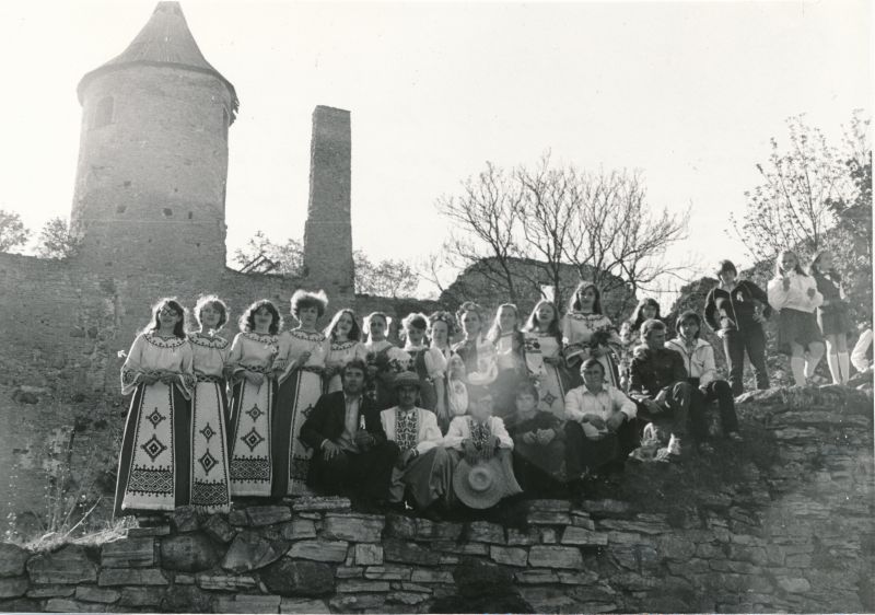 Foto. 1982. a. Haapsalu rajooni laulu- ja tantsupeol. Ukraina NSV Borispoli rajooni ansambel "Kaasaegsed rütmid".
Foto: Harles Pilter, 1982.a.