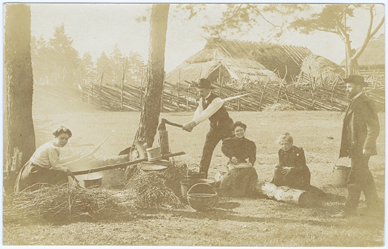Foto. Piknik, toidu valmistamine, taustaks talu. U 1915. O. Siluti kogu. Albumis.