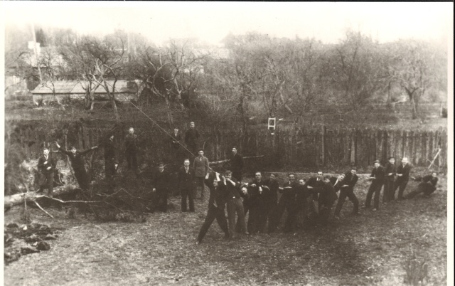fotokoopia, Paide Tööstuskooli õpilased kooli õuel jõudu katsumas 1930-ndatel a.