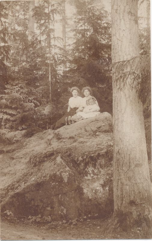 Foto. Kaks naist lapsega istumas suurel kivil. O. Siluti kogu. Albumis.