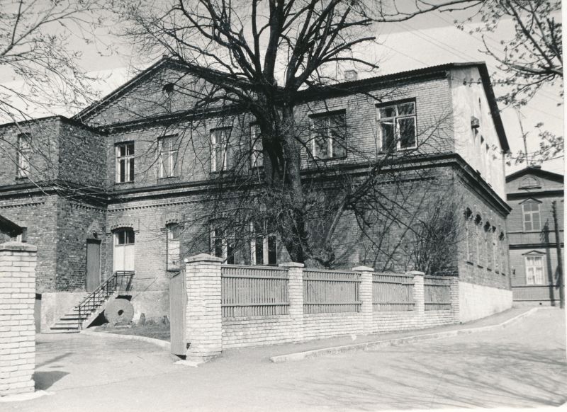 Foto. Maja P. Tšaikovski tn 17, kus praegu asub Haapsalu Sanatoorne Internaatkool. Vaade õue poolt.
Foto: I. Möldri, 1981. a.
