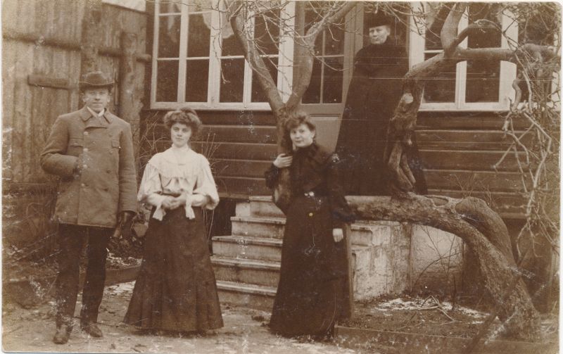 Foto. Seltskond õues maja trepi ees. O. Siluti kogu. Albumis.