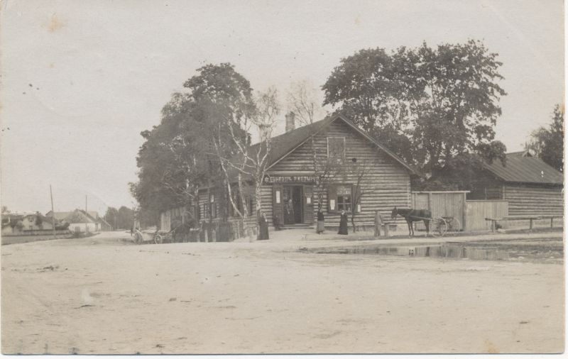 Foto. Vaade kauplusele ja hobuveokitele tänava nurgal. O. Siluti kogu. Albumis.