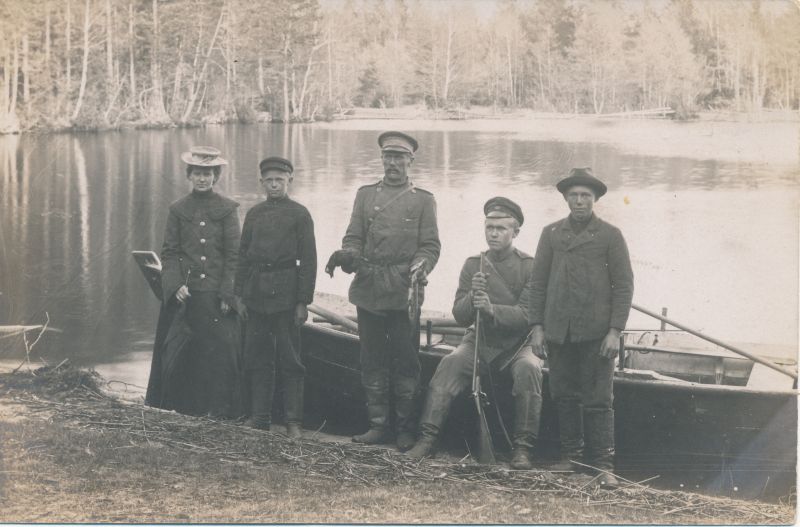 Foto. Seltskond kalda ääres paadi juures. O. Siluti kogu. Albumis.