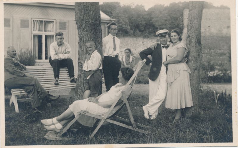 Foto. Seltskond õues aega veetmas. O. Siluti kogu. Albumis.