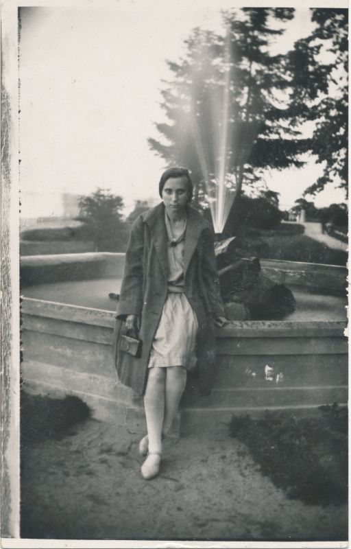 Foto. Naine purskkaevu juures promenaadil. 1928. O. Siluti kogu. Albumis.