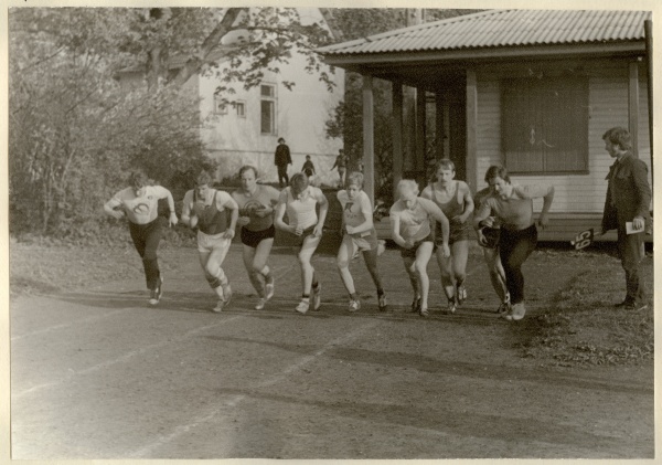 foto, VTK normatiivide täitmine Paide Kutsekeskkooli staadionil 1981.a.