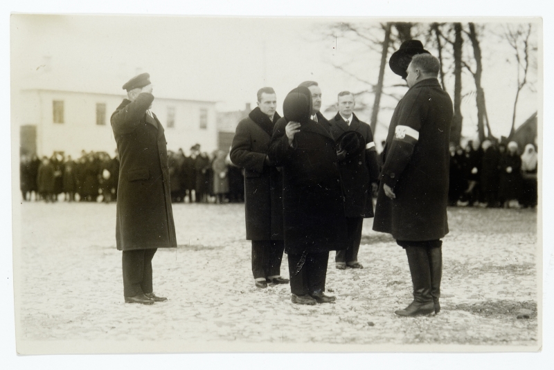 Võru Vabadussõdalaste Liidu lipu õnnistamine 12. novembril 1933.a. Võru turuplatsil.