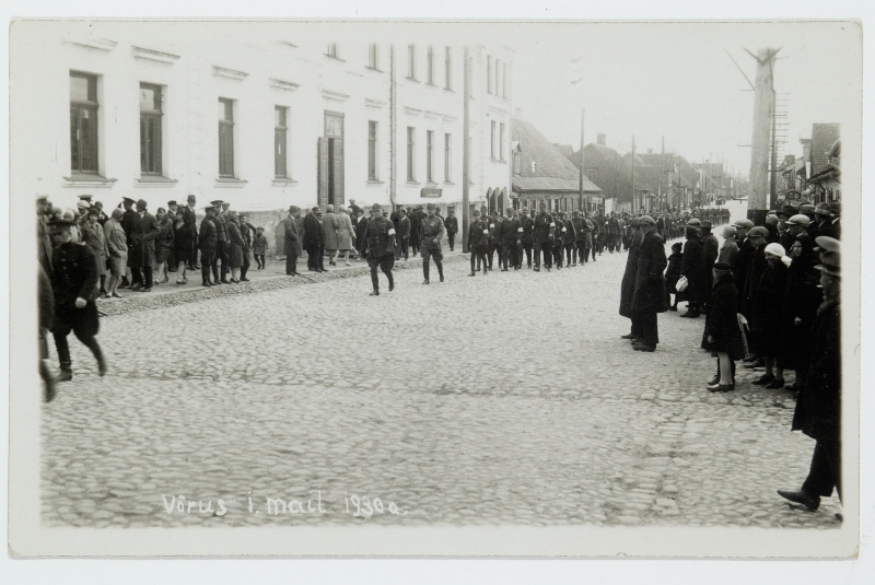 Vabadussõdalased marsivad Võrus 1. mail 1930.a.