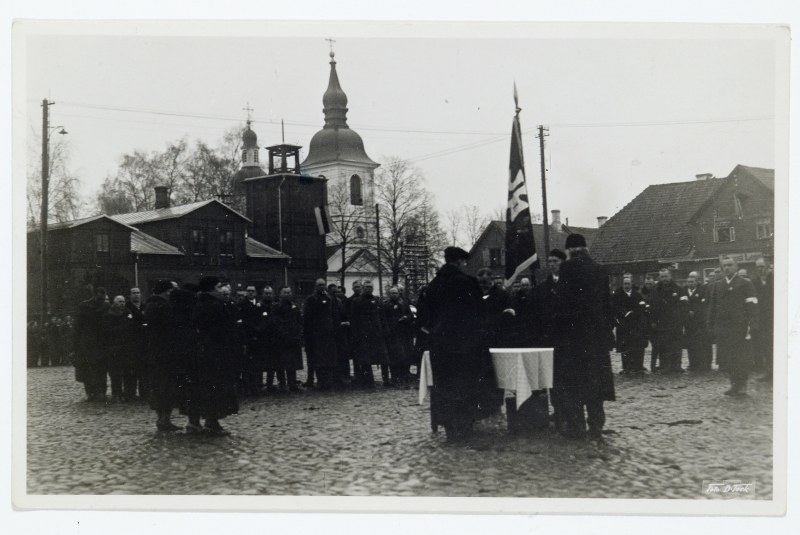 Võru Vabadussõdalaste Liidu lipu õnnistamine 12. novembril 1933.a. Võru turuplatsil.