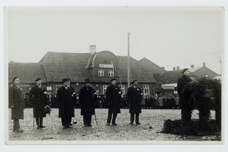 Artur Sirk kõnet pidamas Võru Vabadussõjalaste Liidu lipu õnnistamisel 12.11.1933.a. Võru turuplatsil