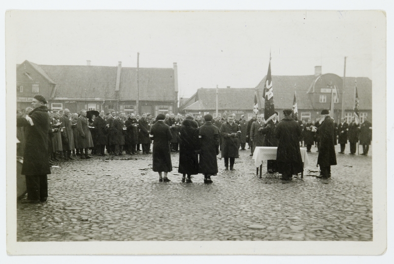 Võru Vabadussõdalaste Liidu lipu õnnistamine 12. novembril 1933.a. Võru turuplatsil.