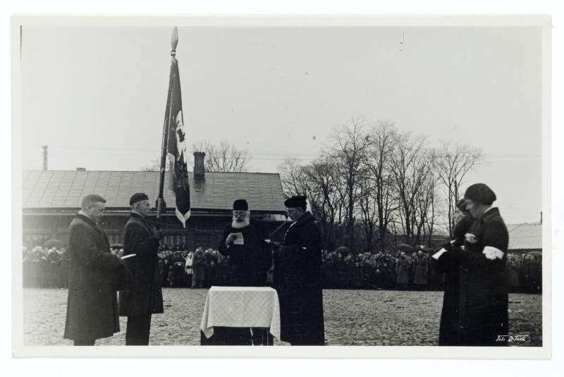 Võru Vabadussõdalaste Liidu lipu õnnistamine 12. novembril 1933.a. Võru turuplatsil.