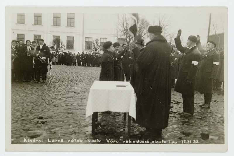 Võru Vabadussõdalaste Liidu lipu õnnistamine 12. novembril 1933.a. Võru turuplatsil.