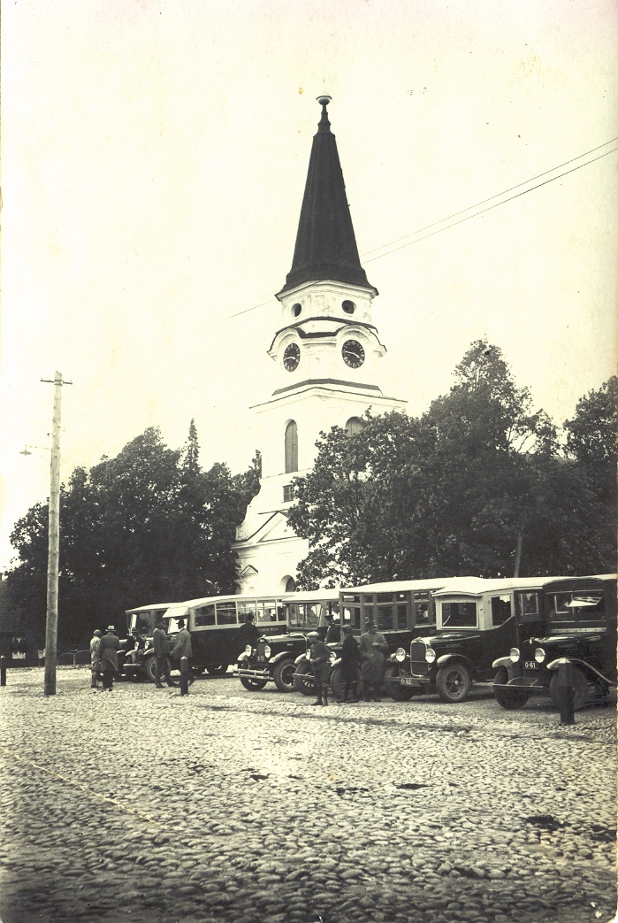 Foto. Võru autobussijaam ev. luteriusu kiriku ees.