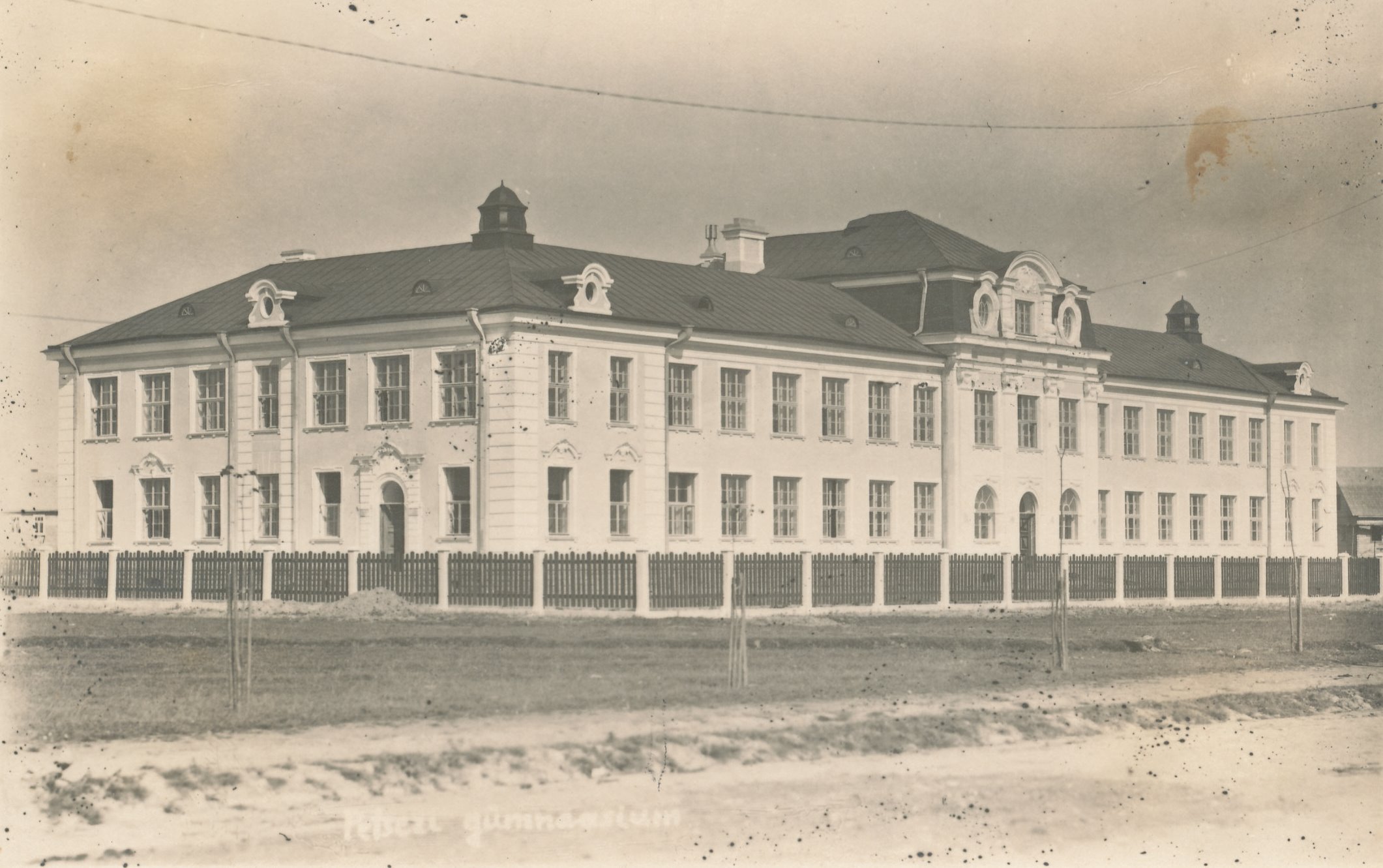 Foto. Petseri gümnaasiumi hoone Aia ja Tiigi tänava nurgal 1927.a.