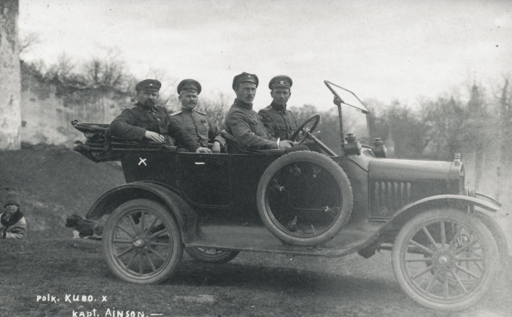 Foto. Polkovnik Eduard Kubbo ja kapten Ainson 2. diviisi autoga 1919.a. Jaan Niiluse foto.