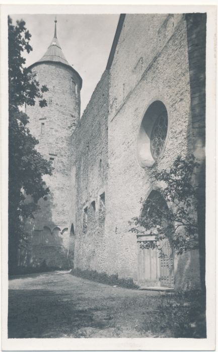 Fotopostkaart. Vahitorn ja lossikiriku sissepääs.
