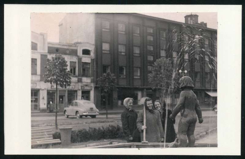 foto, Viljandi, Keskväljak, purskkaev Tüdruk tuvidega, naised, Tartu tn, auto Pobeda, 1957