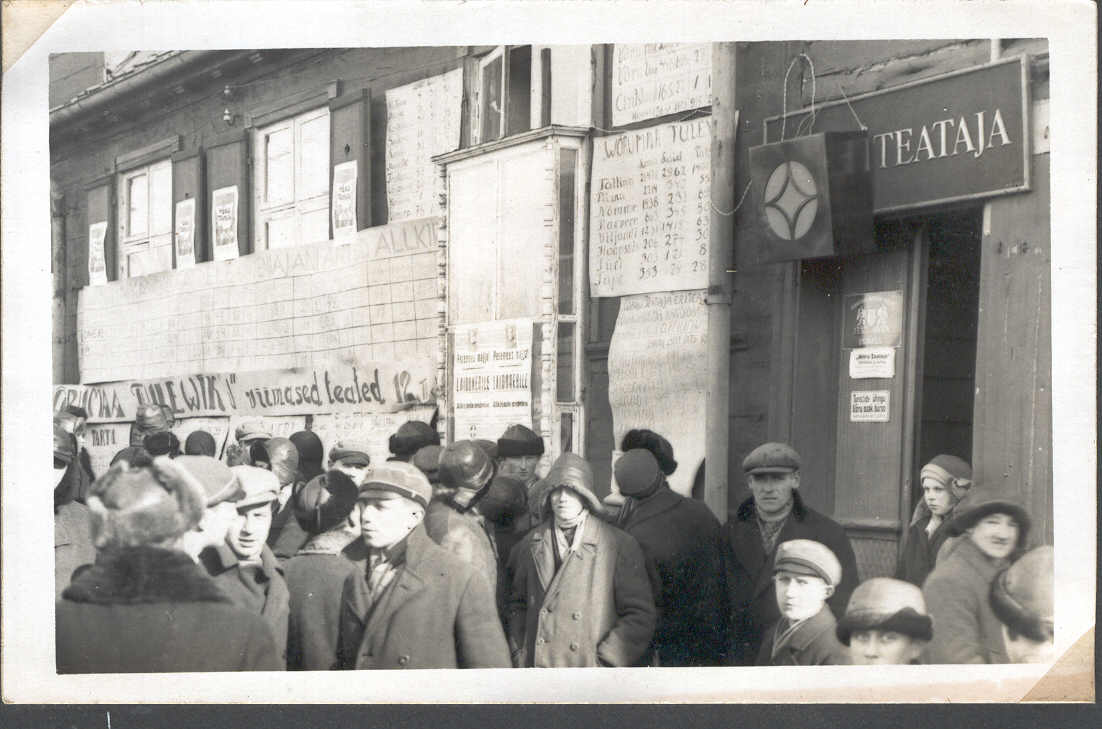 Foto Võrulased valimistulemusi uudistamas ajalehe Võru Teataja toimetuse seintel 1934.a.
