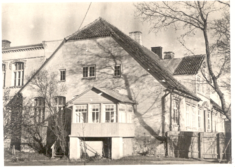 Foto. Koolimaja Kalda t. 6, end kreiskool. Esiplaanil maja läänepoolne otsasein. u 1949.
