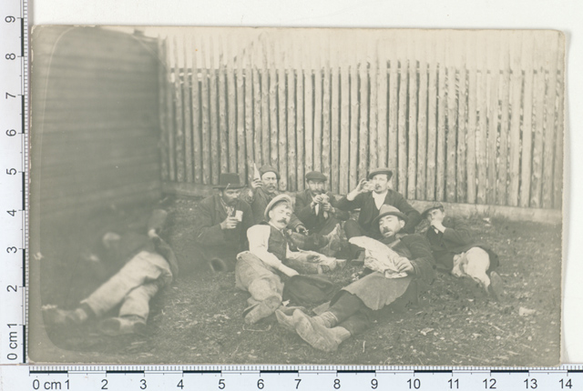 Seltskond purjutajaid aia taga, pahemal Emajõe kaldal 1913