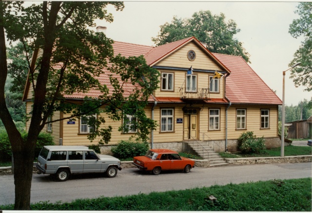 värvifoto Paide Vallavalitsuse hoone Veski tänaval 1996