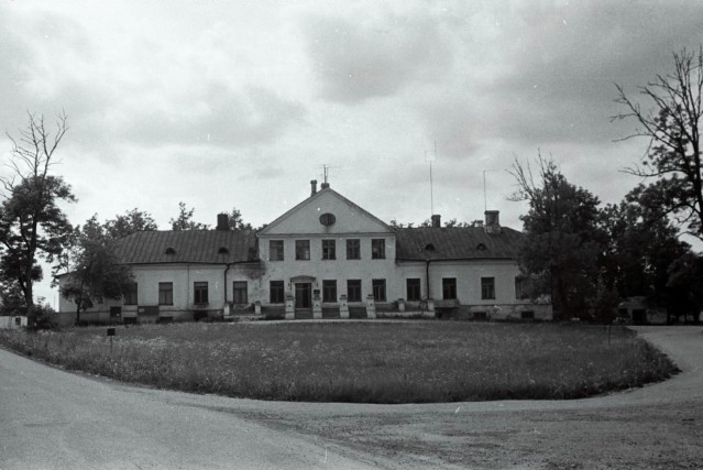 Front side of the main building of the SIPA manor. Photo: V. Coast 1969