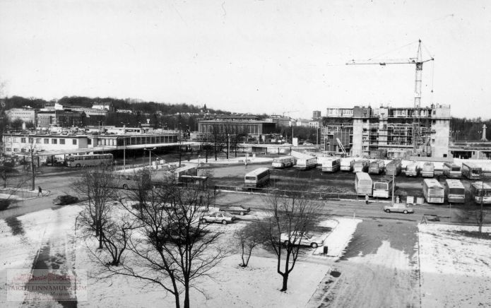 Tartu bussijaam. Paremal Emajõe Ärikeskuse (nn Plasku) ehitamine. Taga keskel turuhoone.  1998. Foto Aldo Luud.