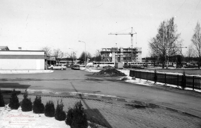 Bussijaam, taga Emajõe Ärikeskuse (nn Plasku) ehitamine. Tartu, 1998. Foto Aldo Luud.
