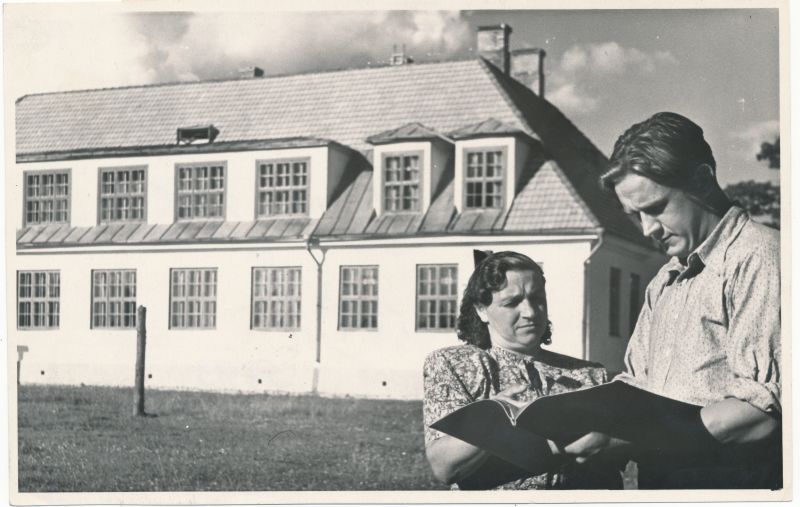 Foto. Läänemaa Haimre remonditud koolihoone. (vasakult) Juuli Saviir ja Adolf Valler. 1949. Fotogr. V. Samusenko. ETA.