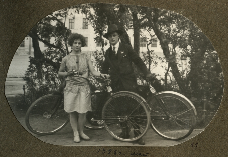 Sinaida Sirotkina ja Vassili Henrichson jalgratastega