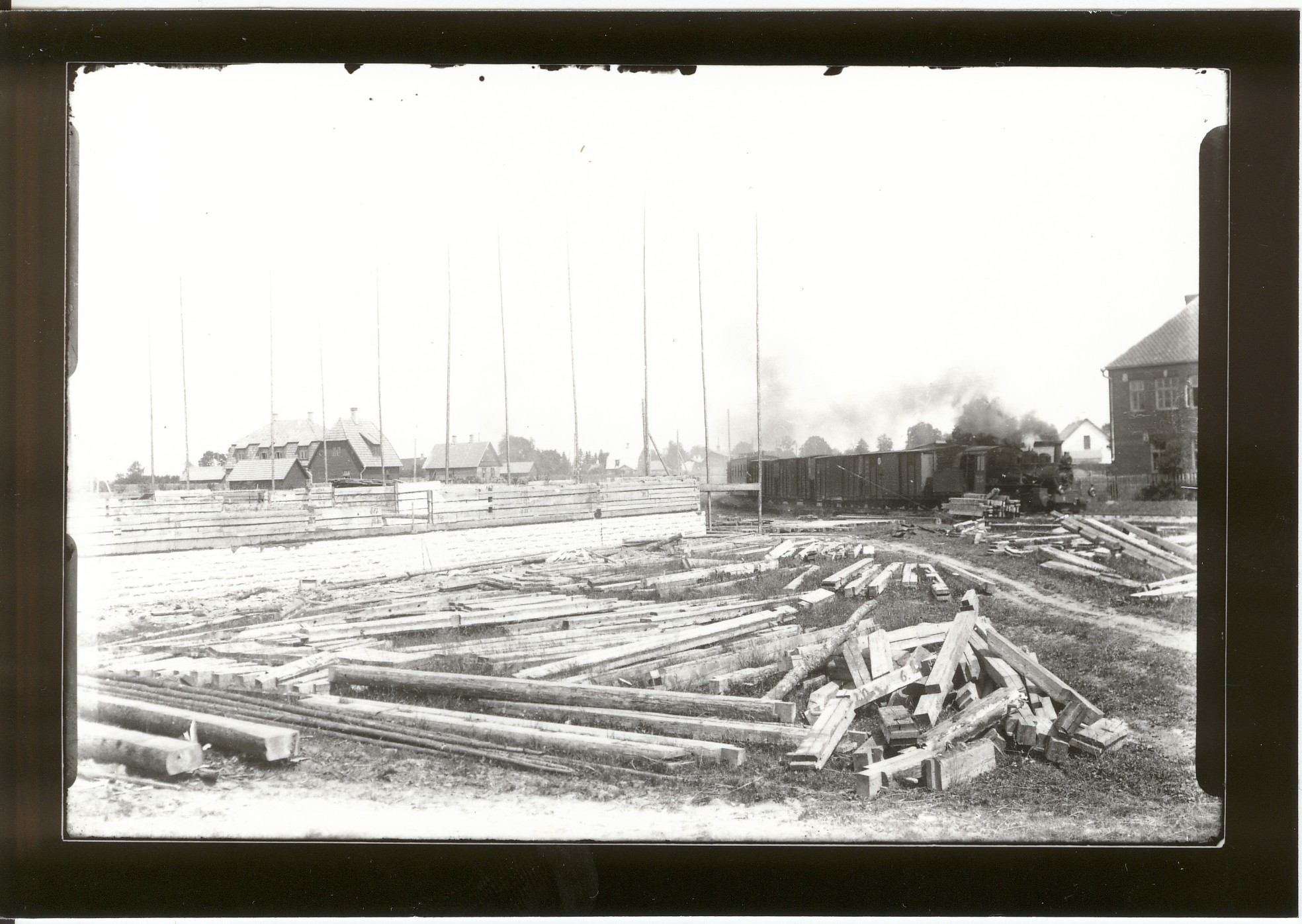 Foto. Endise Pikaküla mõisa seinapalgid Paide rahvamaja ehitusplatil 1927.a.