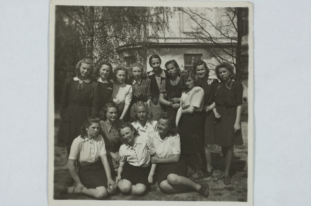 Tartu II Keskkooli XIc klass tavalisel koolipäeval kooliõues, 1948, grupipilt