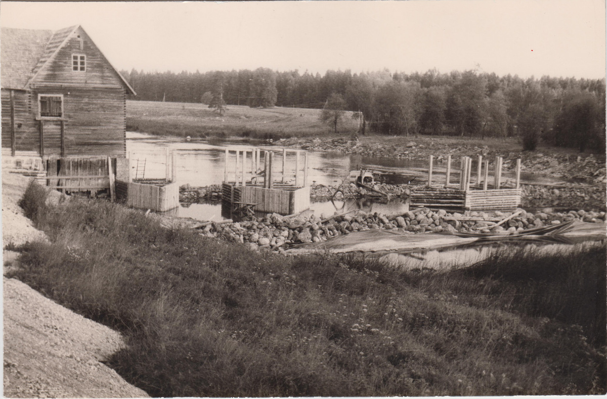 C. R. Jakobsoni Talumuuseumi veskipaisu ehitamine 1983. a. sügisel.